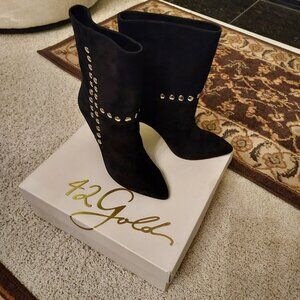 One pair of 42 Gold black boots